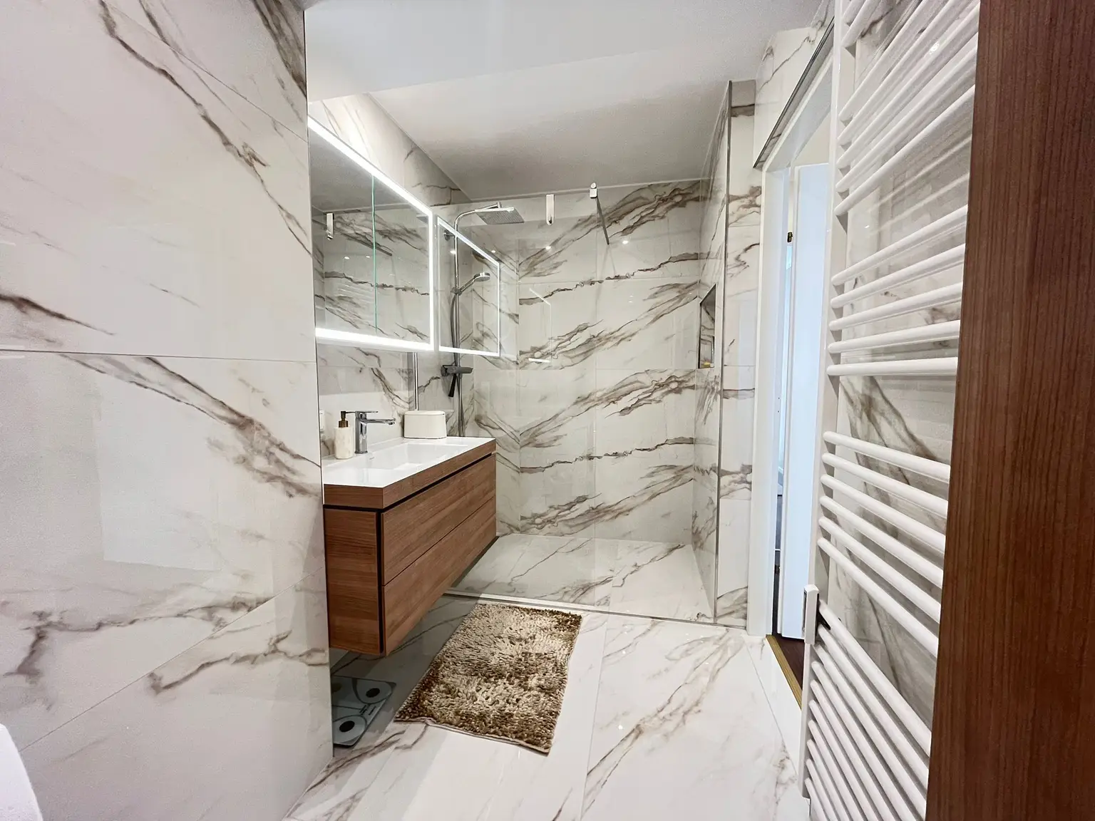 Stilvolle 3-Zimmer-Wohnung in Toplage 1070 – ruhig, renoviert, vollmöbliert und Garagenstellplatz