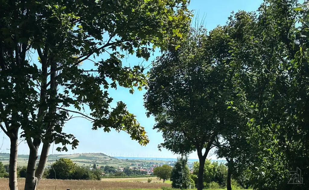 Charmanter Bungalow auf großzügigem Grundstück mit Seeblick