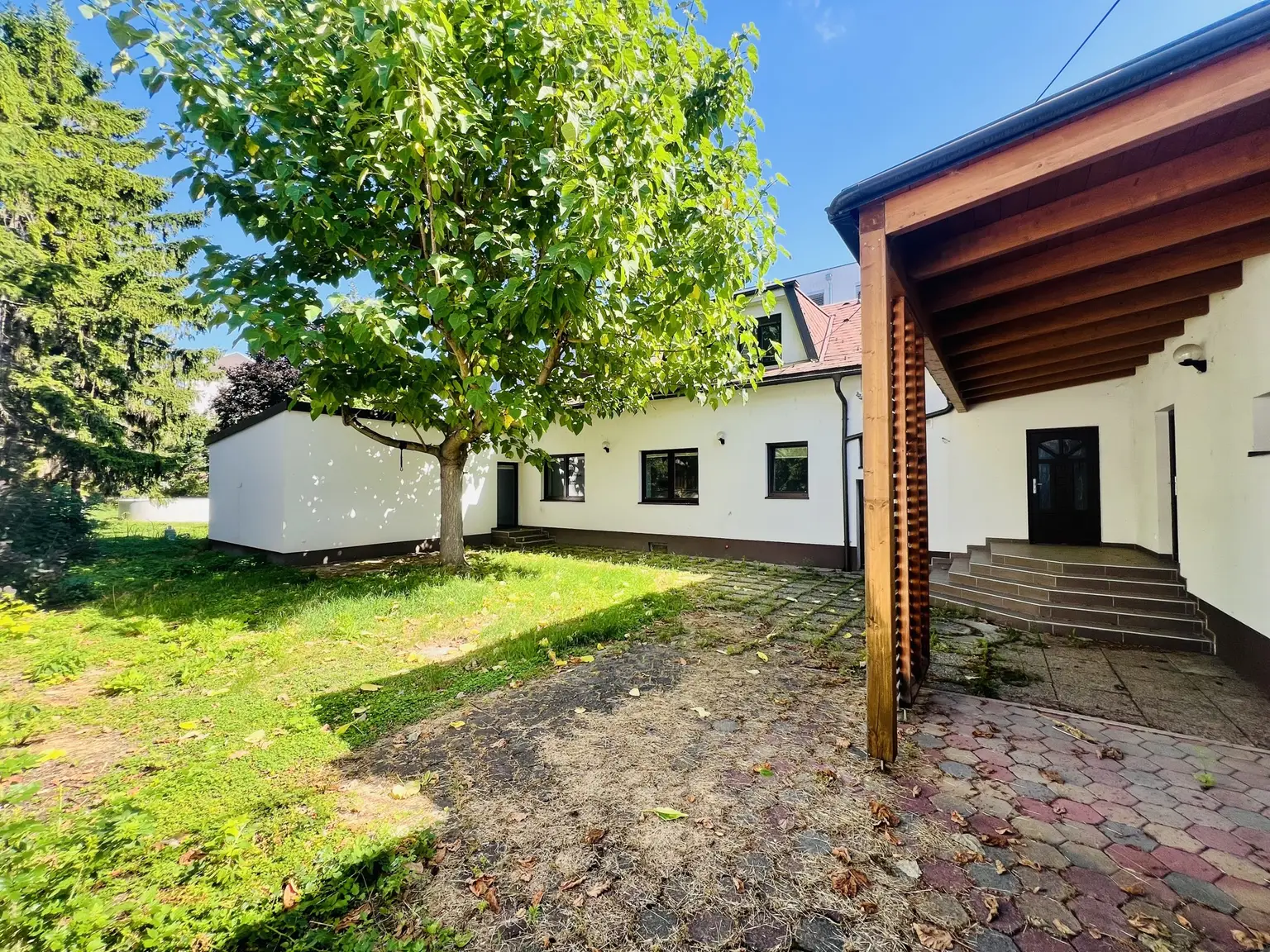 Mehrfamilienhaus mit Garten