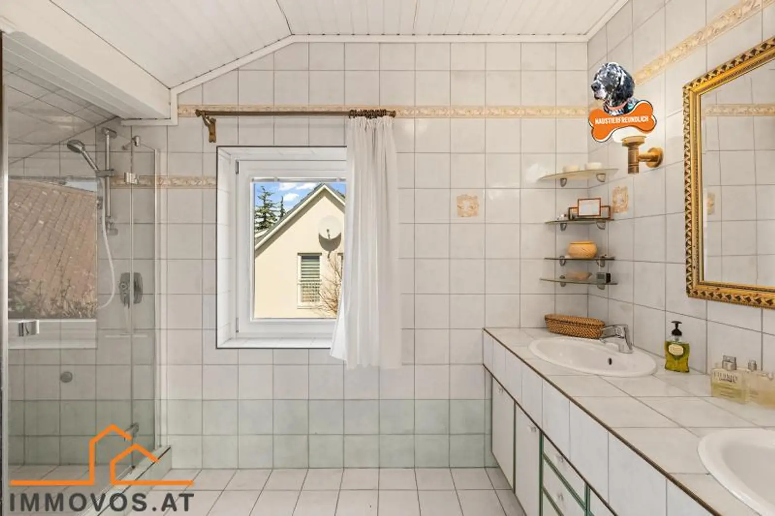 großes Bad mit Wanne im 1. OG