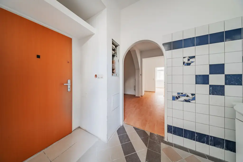 Charmante Altbauwohnung mit zwei Zimmern in sanierungsbedürftigem Zustand-in lebendiger Umgebung