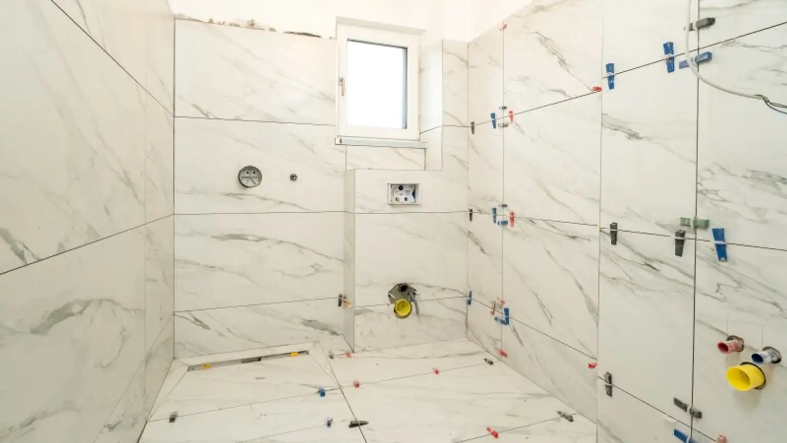 WC mit Dusche und Handwaschbecken