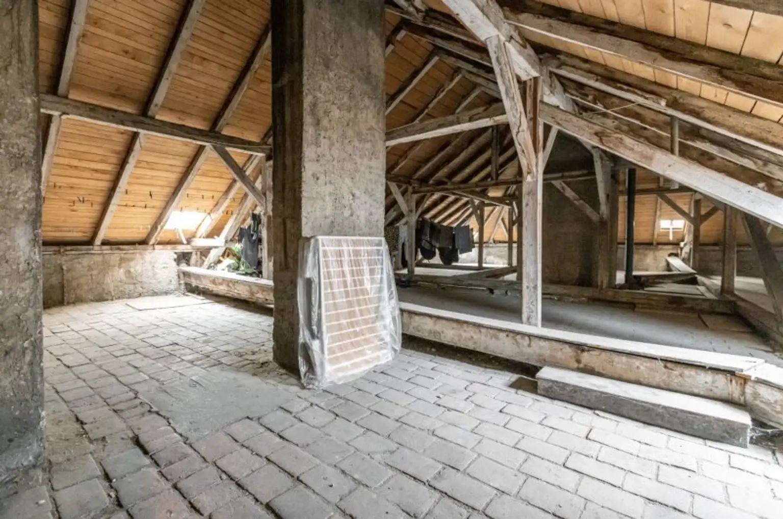 Entwicklungsprojekt - Rohdachboden mit 498 m2 erzielbarer Nutzfläche