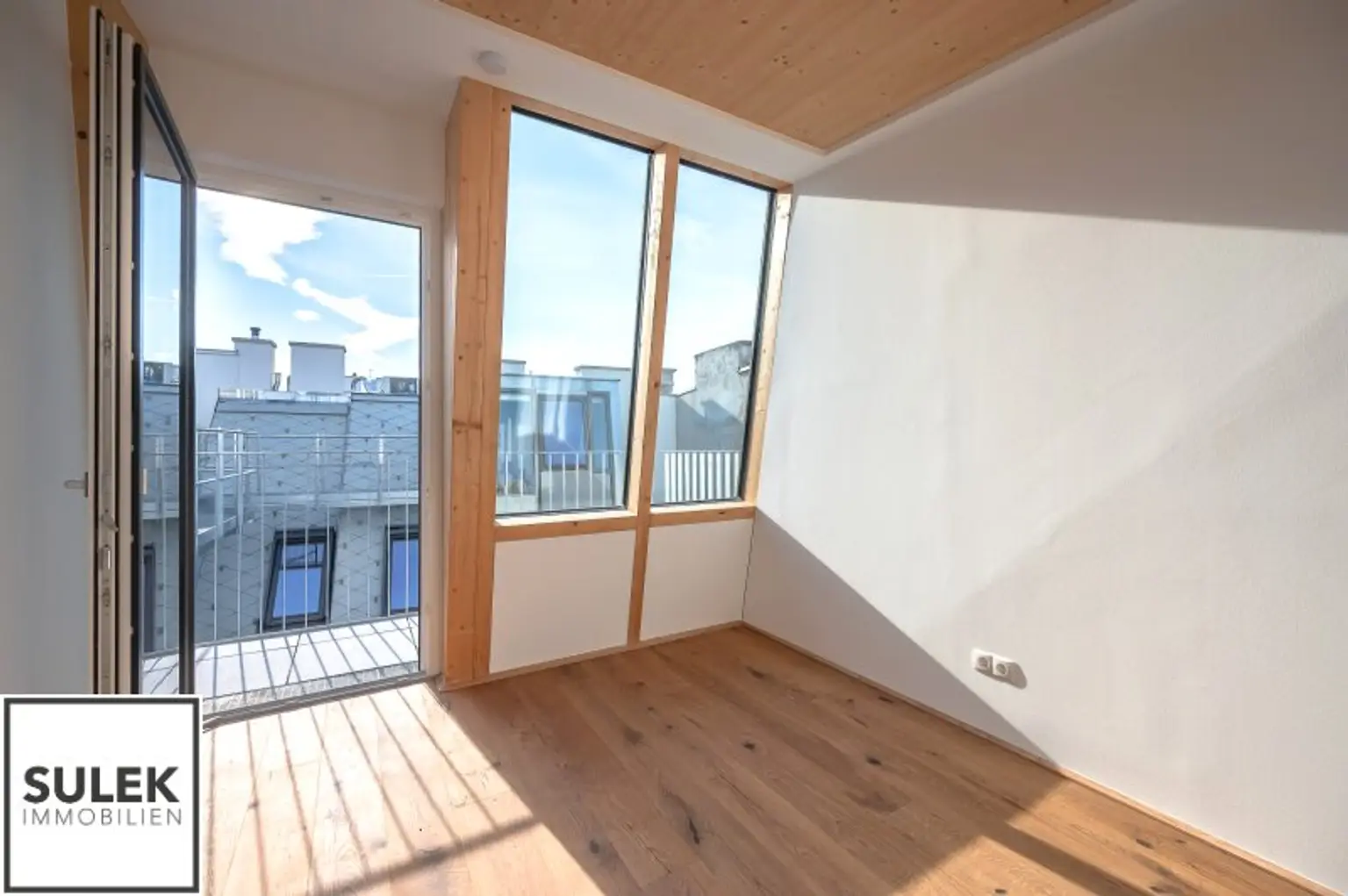 Erstbezug mit weitläufigem & lichtdurchfluteten Wohnbereich, sowie 2 hofseitigen Freiflächen