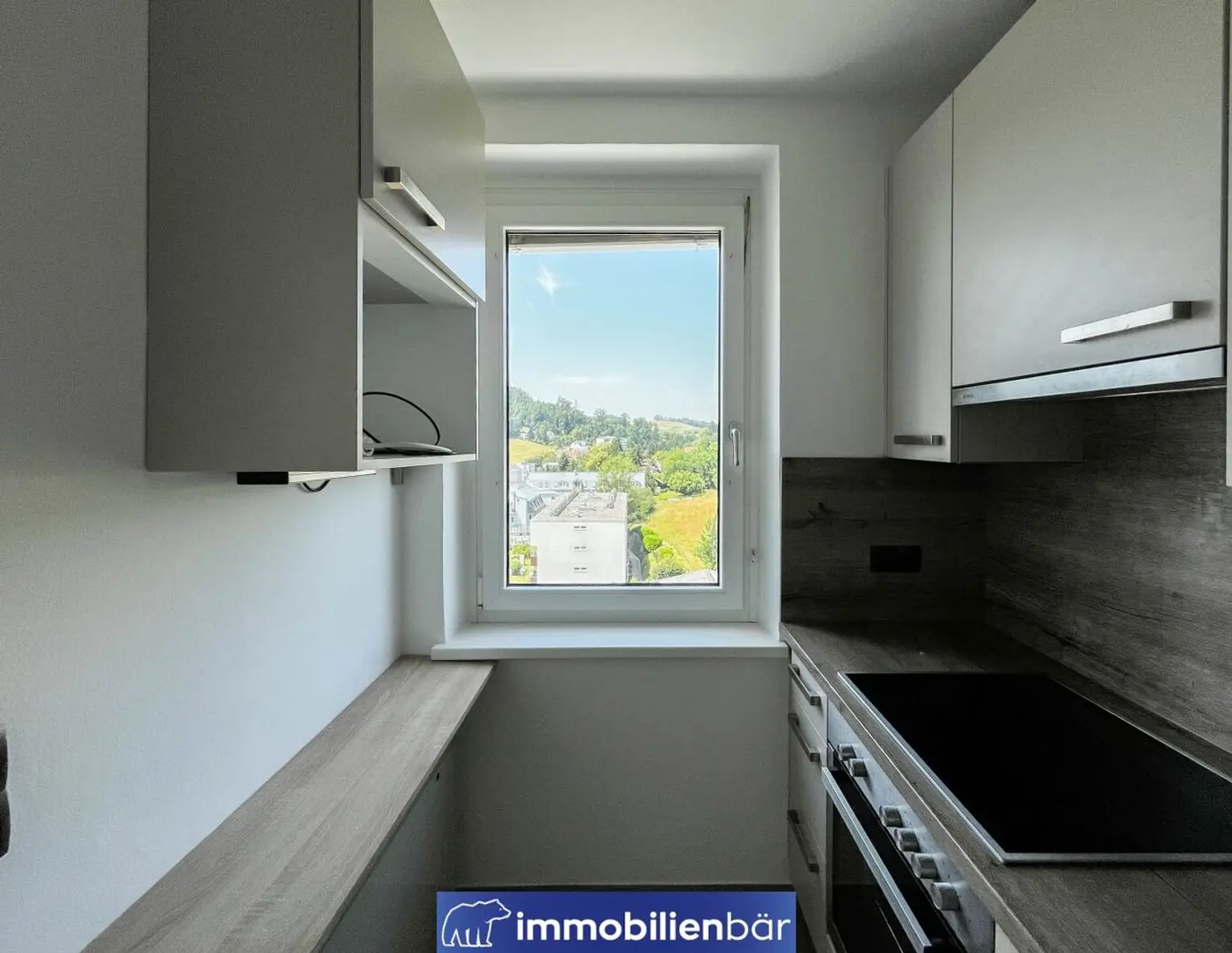 Wohnen mit Aussicht: Helle 2-Zimmer-Wohnung im 7. Stock mit Fernblick