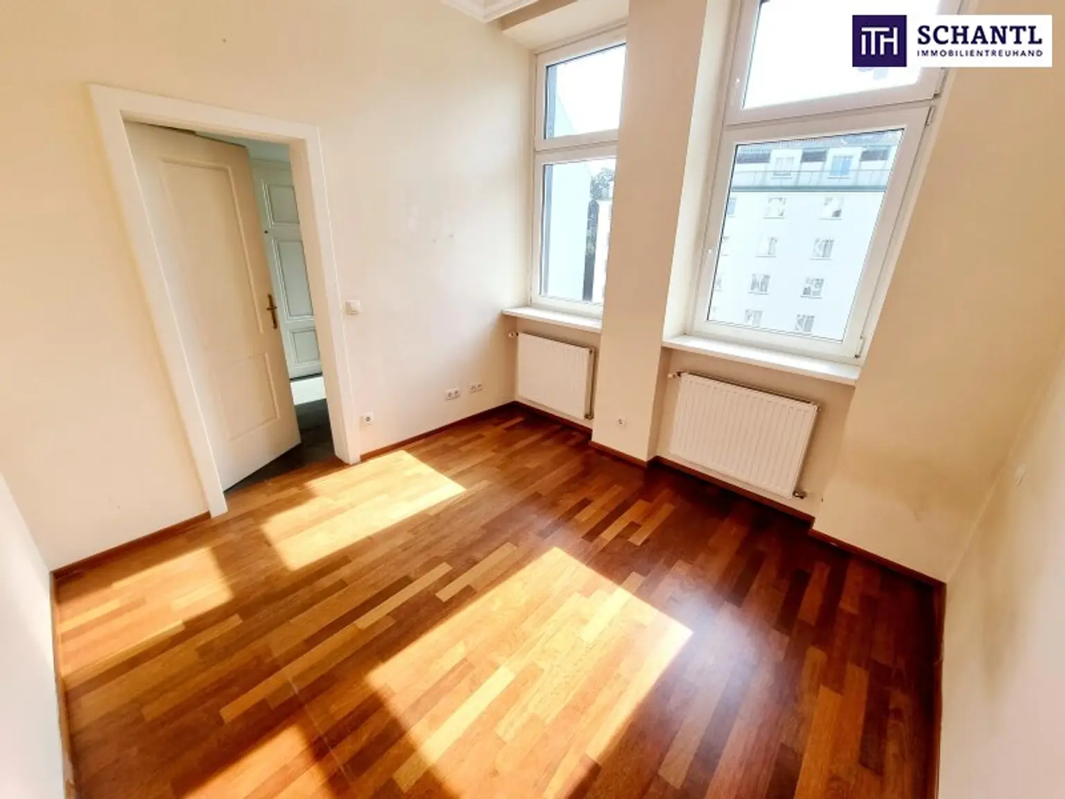 Zwischen Wiener Klassik und Naschmarkt Vibes - Ihr Zuhause mit Charme! Hofseitiger Balkon + Ruhiges Schlafzimmer! HIP und TRENDY die Gegend - Magisch schön das Altbauhaus - Ein MUST HAVE die Wohnung!