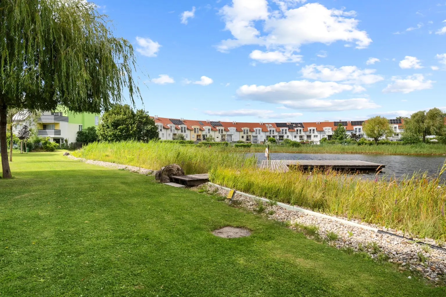 "Traumhafte Dachterrassen-Maisonette mit Fernblick & Badeteichzugang"