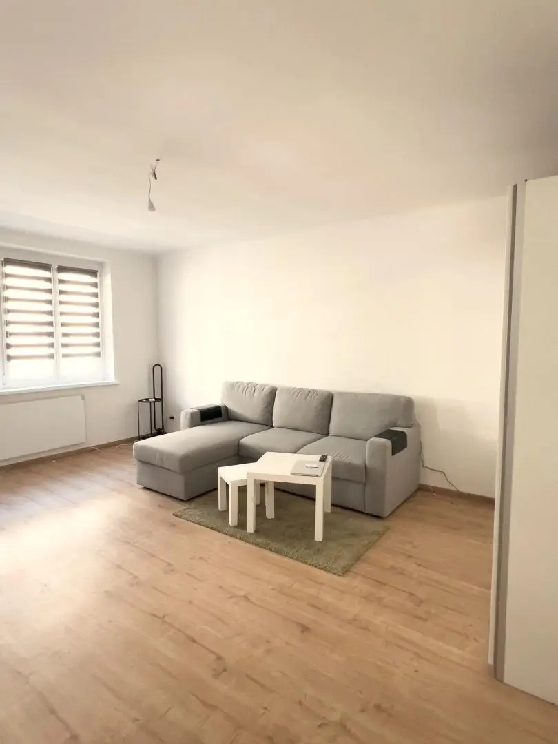 "Neu renovierte 1-Zimmer-Wohnung mitten im 12ten!"