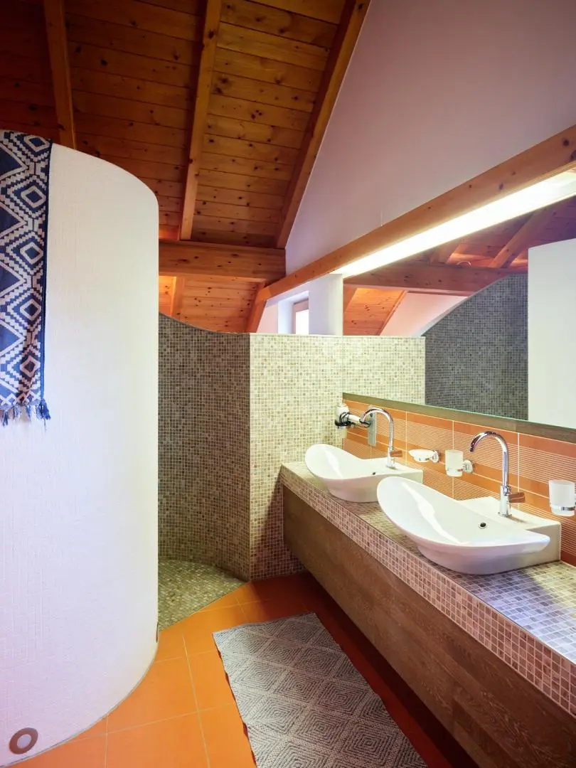 Badezimmer mit Dusche & Doppelwaschbecken