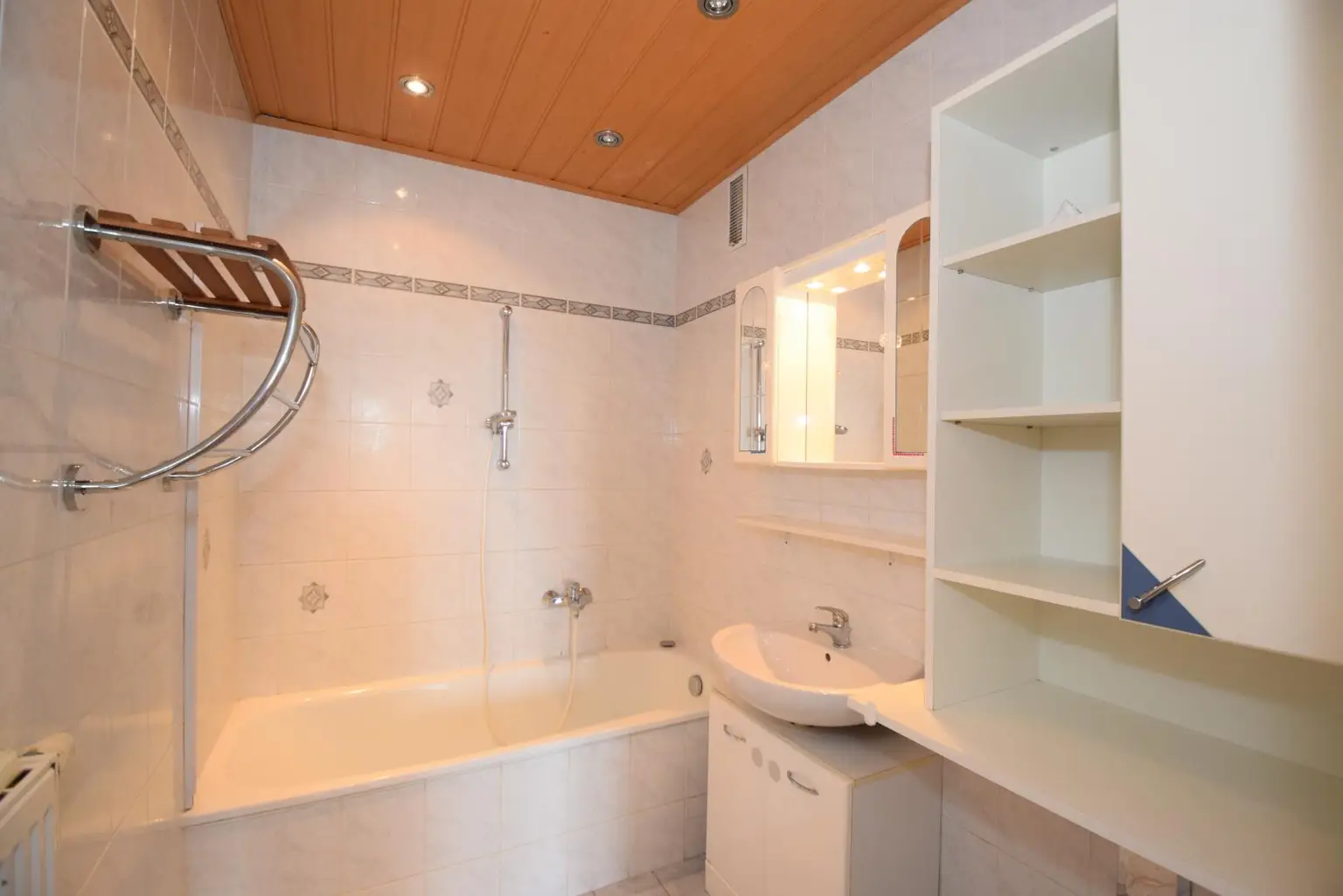 Badezimmer mit Badewanne