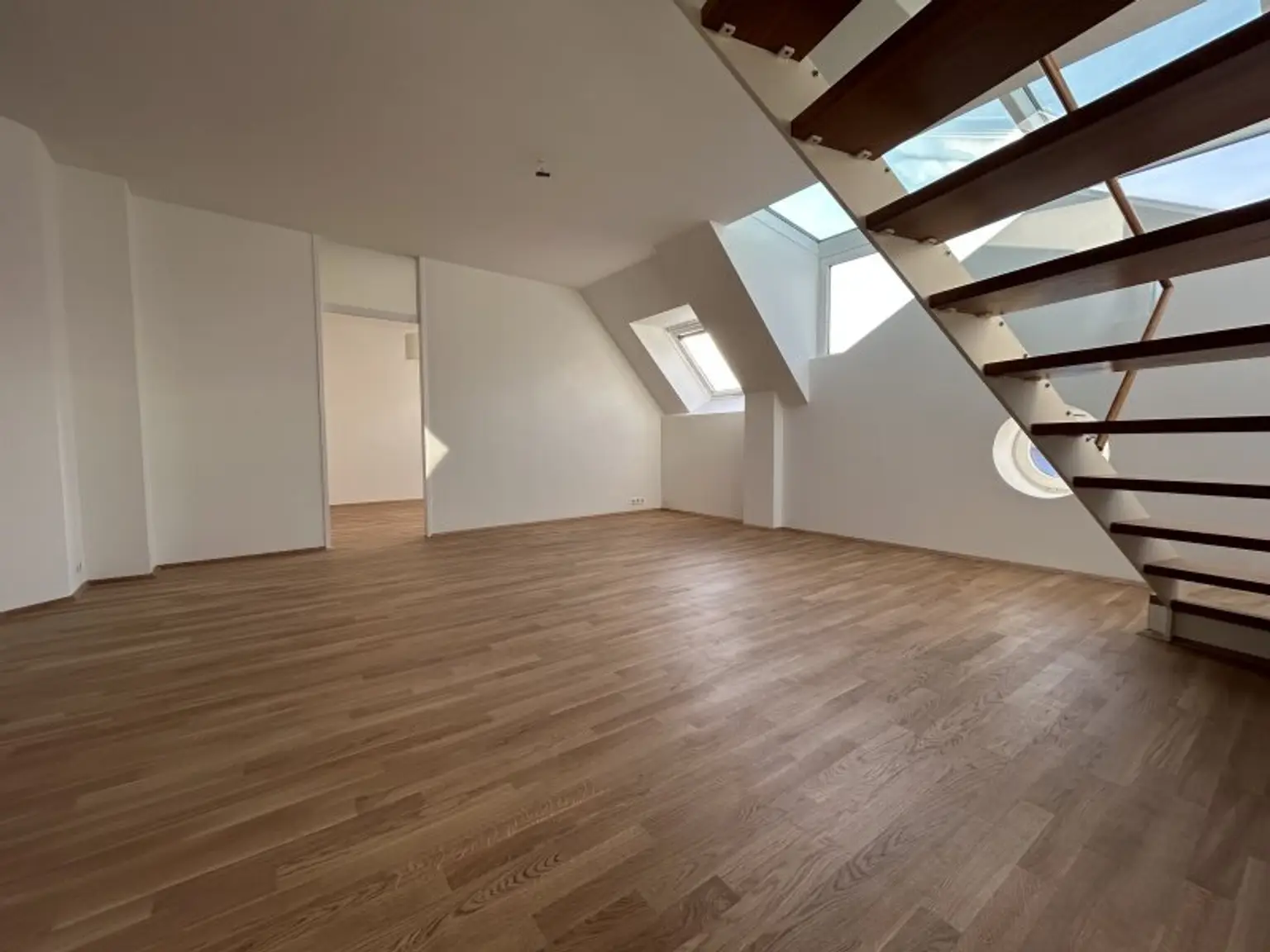 DACHGESCHOSS + 42m² TERRASSEN + FERNSICHT + SONNIG + RUHELAGE + TOPZUSTAND!