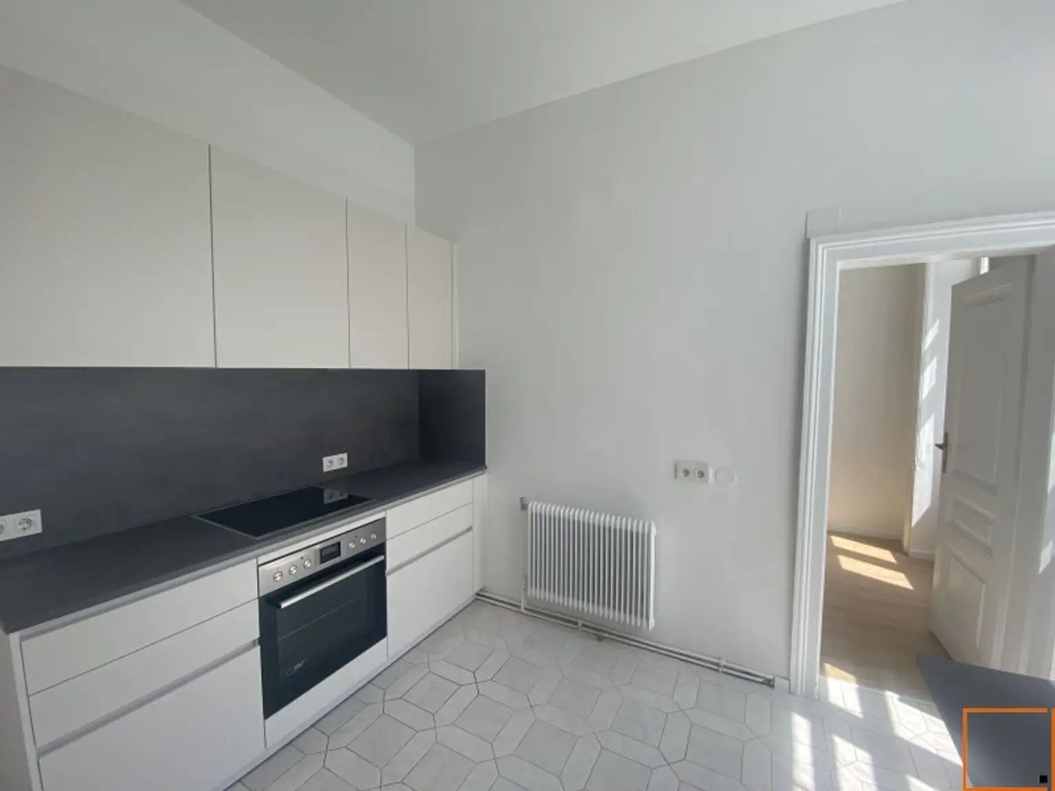 WIEN MITTE:  Helle, teilsanierte 3,5 Zimmer Altbauwohnung mit Balkon und TOP Verkehrsanbindung