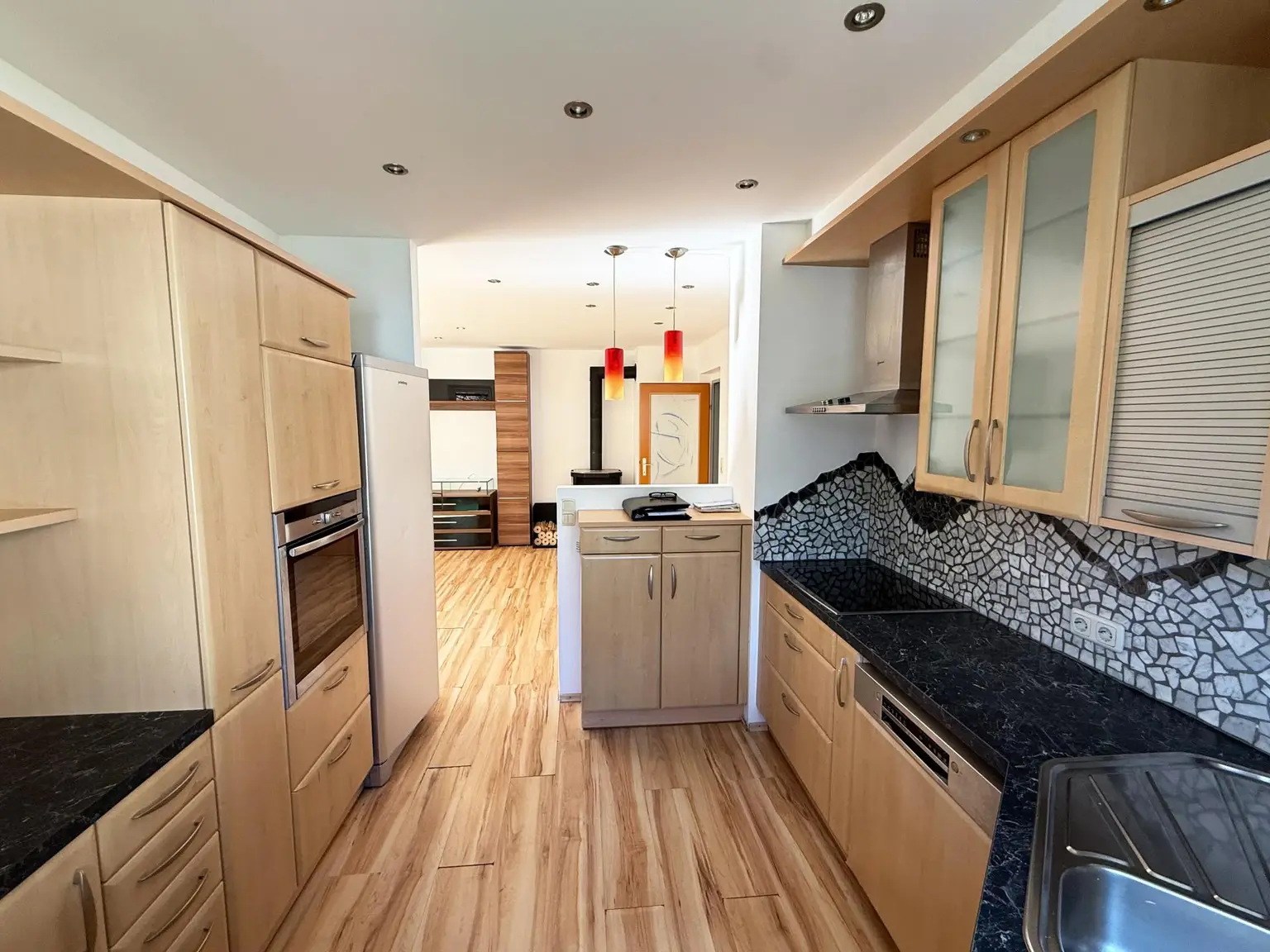 Wohnzimmer mit offener Küche