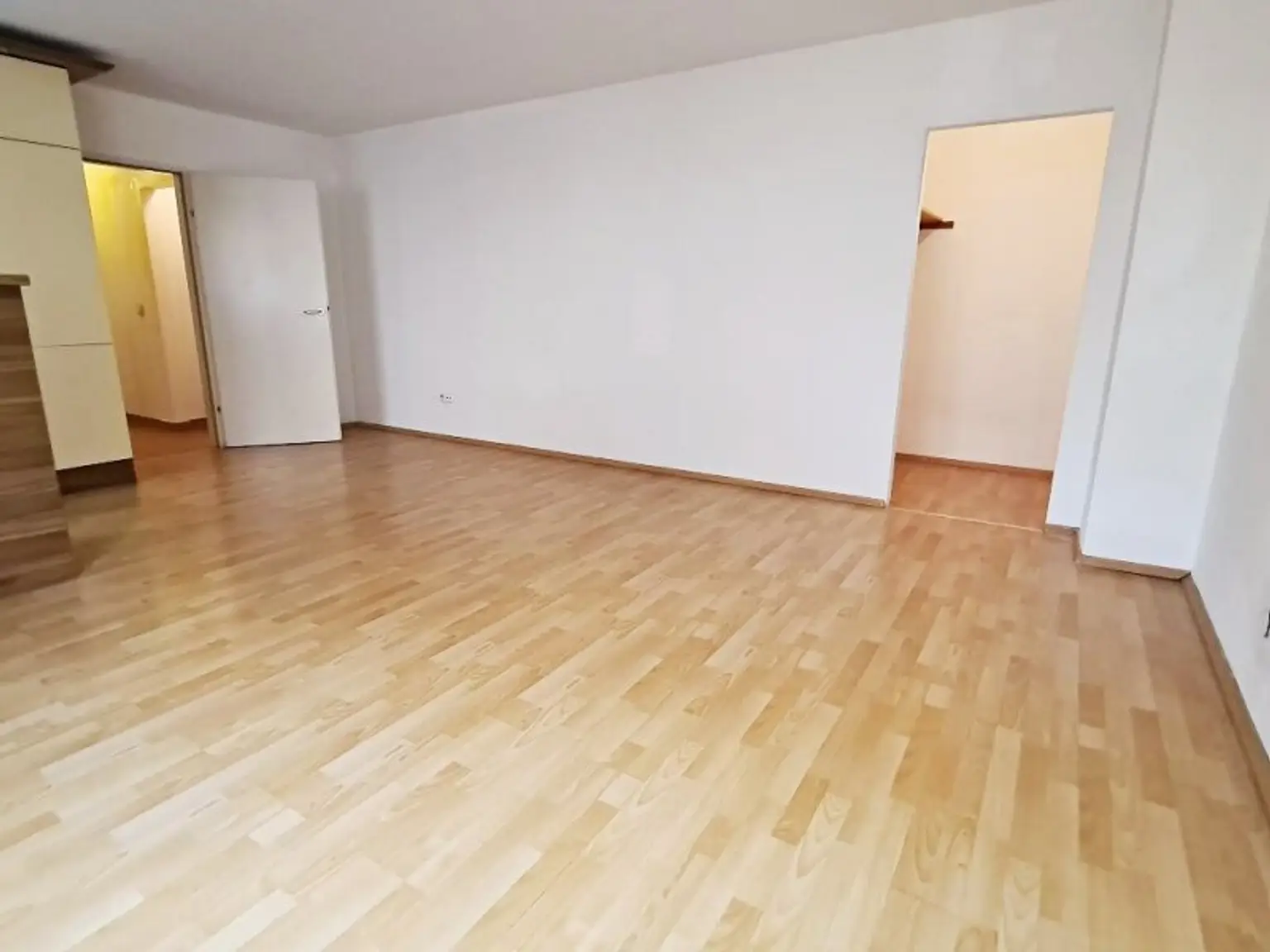 NEILREICHGASSE, sonnige 40 m2 Neubau, Einzelwohnraum, Komplettküche, Duschbad, Parketten, 1. Liftstock