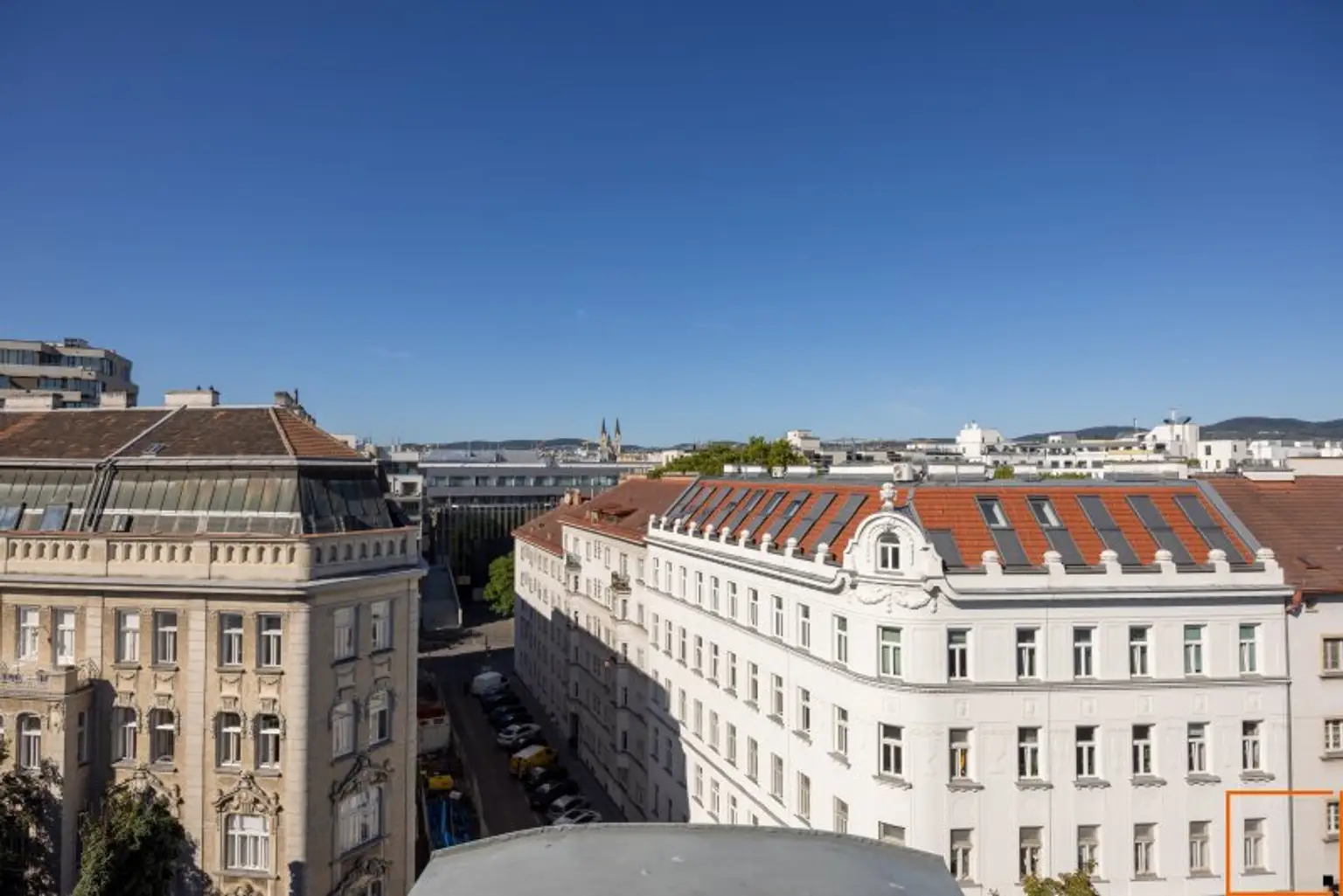 Dachgeschoßwohnung mit eingeschnittener Terrasse, vier Schlafzimmern und schönem Fernblick