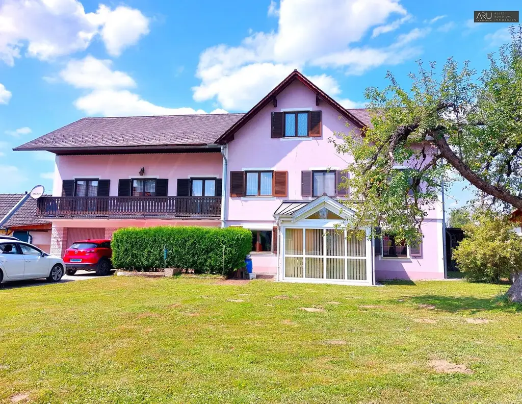 **Großzügiges Ein - Mehrfamilienhaus mit vielen Möglichkeiten in Burgau**