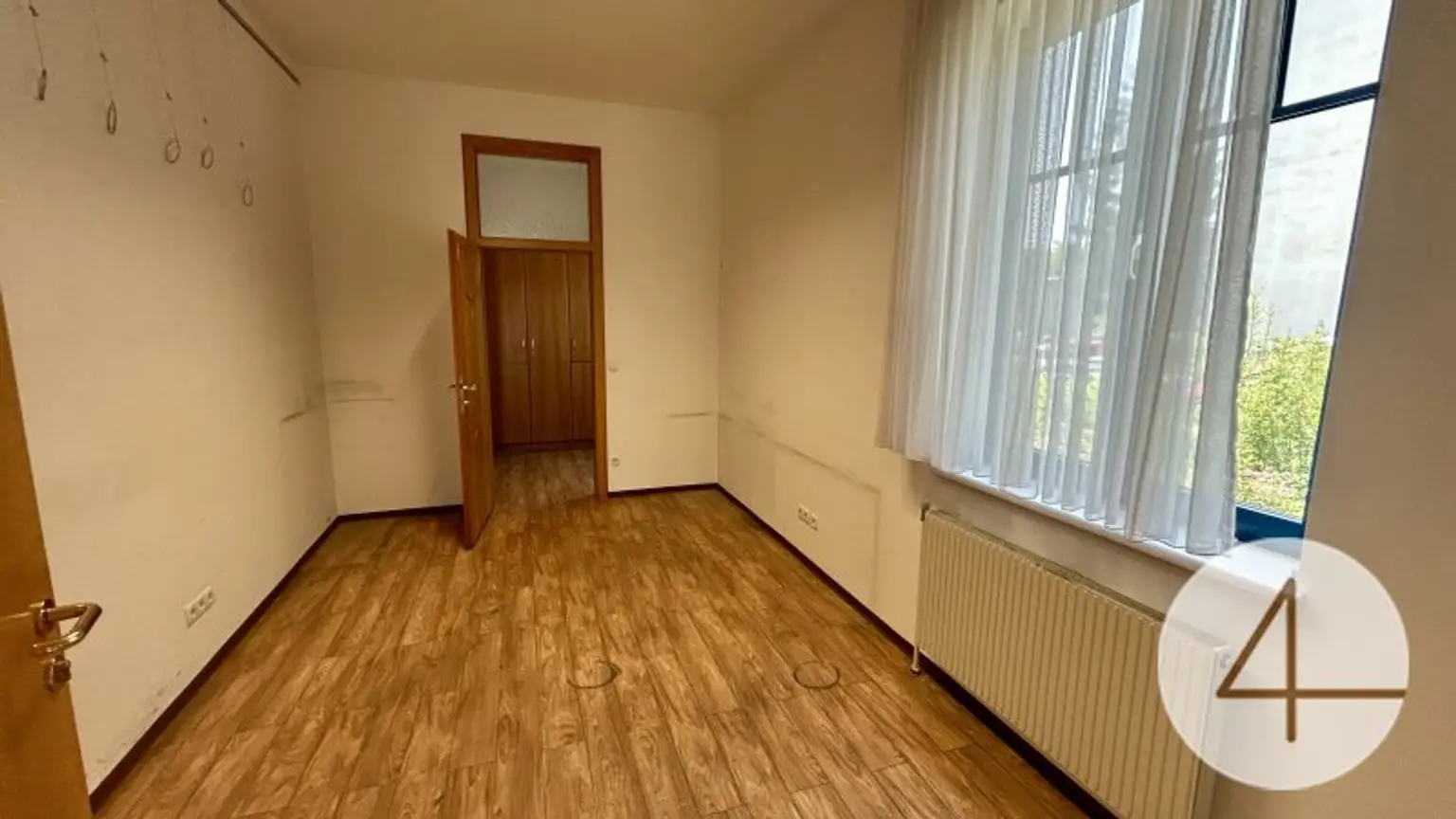 Ehemalige Raiffeisenbank in Strasshof Großzügiges Büro/Praxis – Top Angebot!