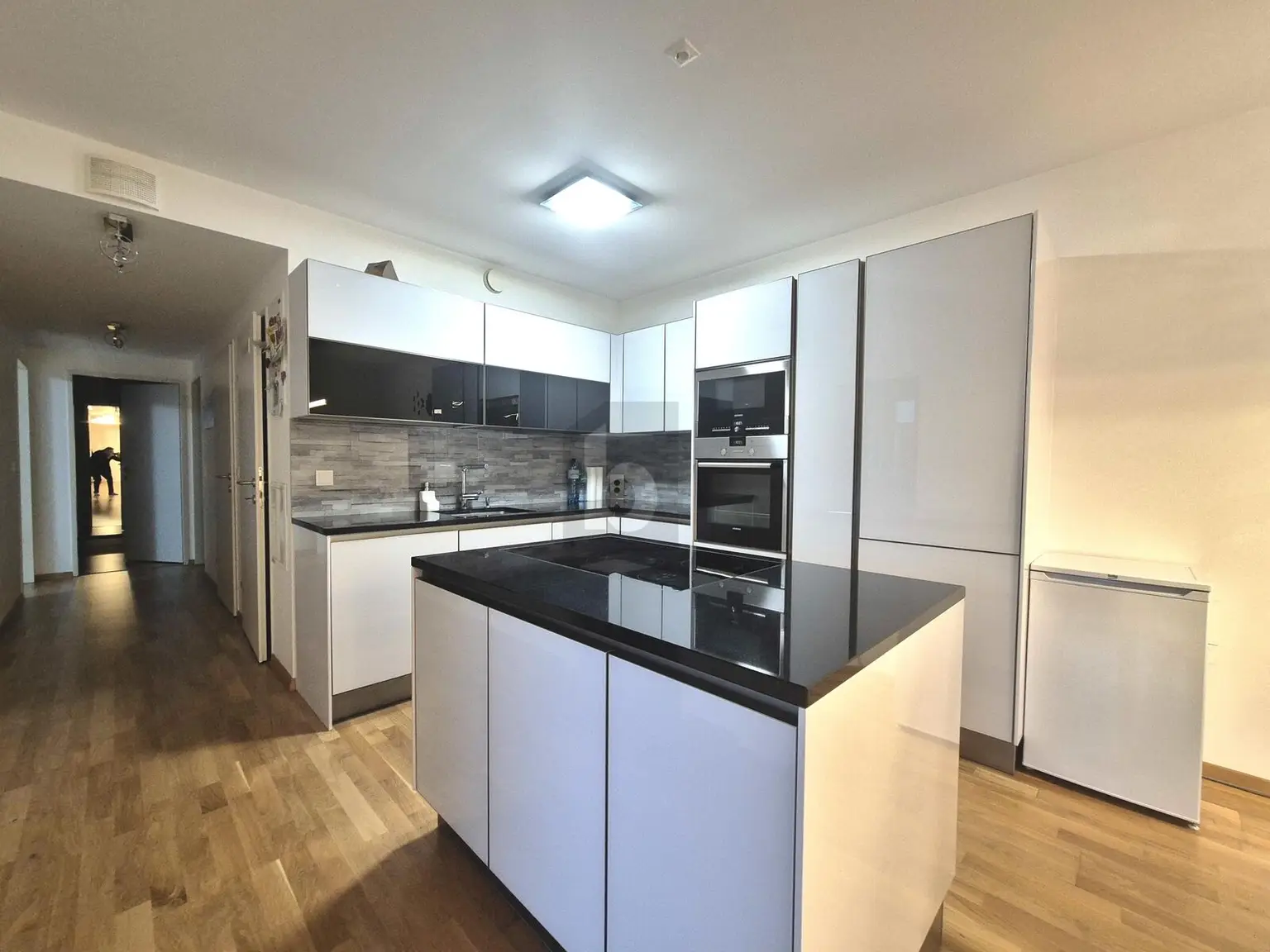 EXKLUSIV MIT SONNIGER LOGGIA & HOCHWERTIGER EINRICHTUNG