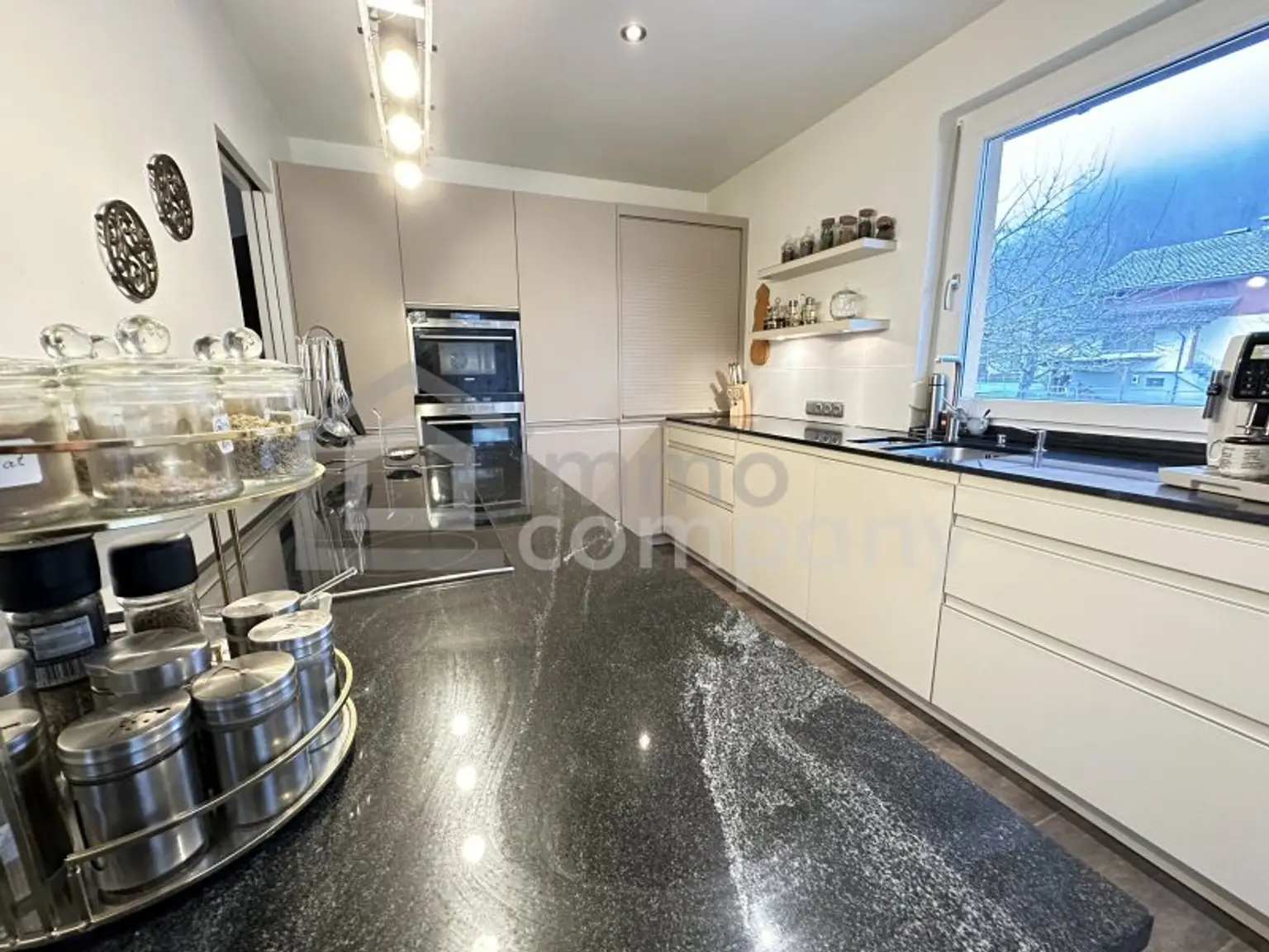 Unschlagbares Top-Angebot ! Luxuriöser Bungalow mit hochwertiger Ausstattung, in zentrumsnaher, sonniger Ruhelage in Hohenems, sehr geräumige Dreier-Garage mit Fernbedienung, großzügige Grundstücksfläche, ausgezeichnete…