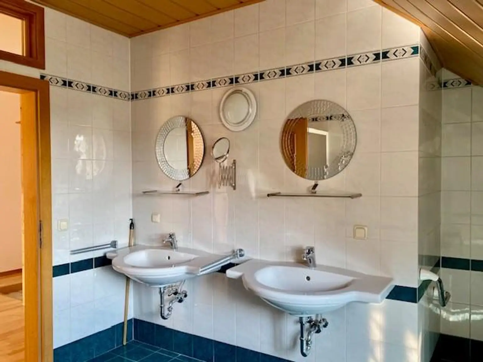 geräumige 2 Waschplätze