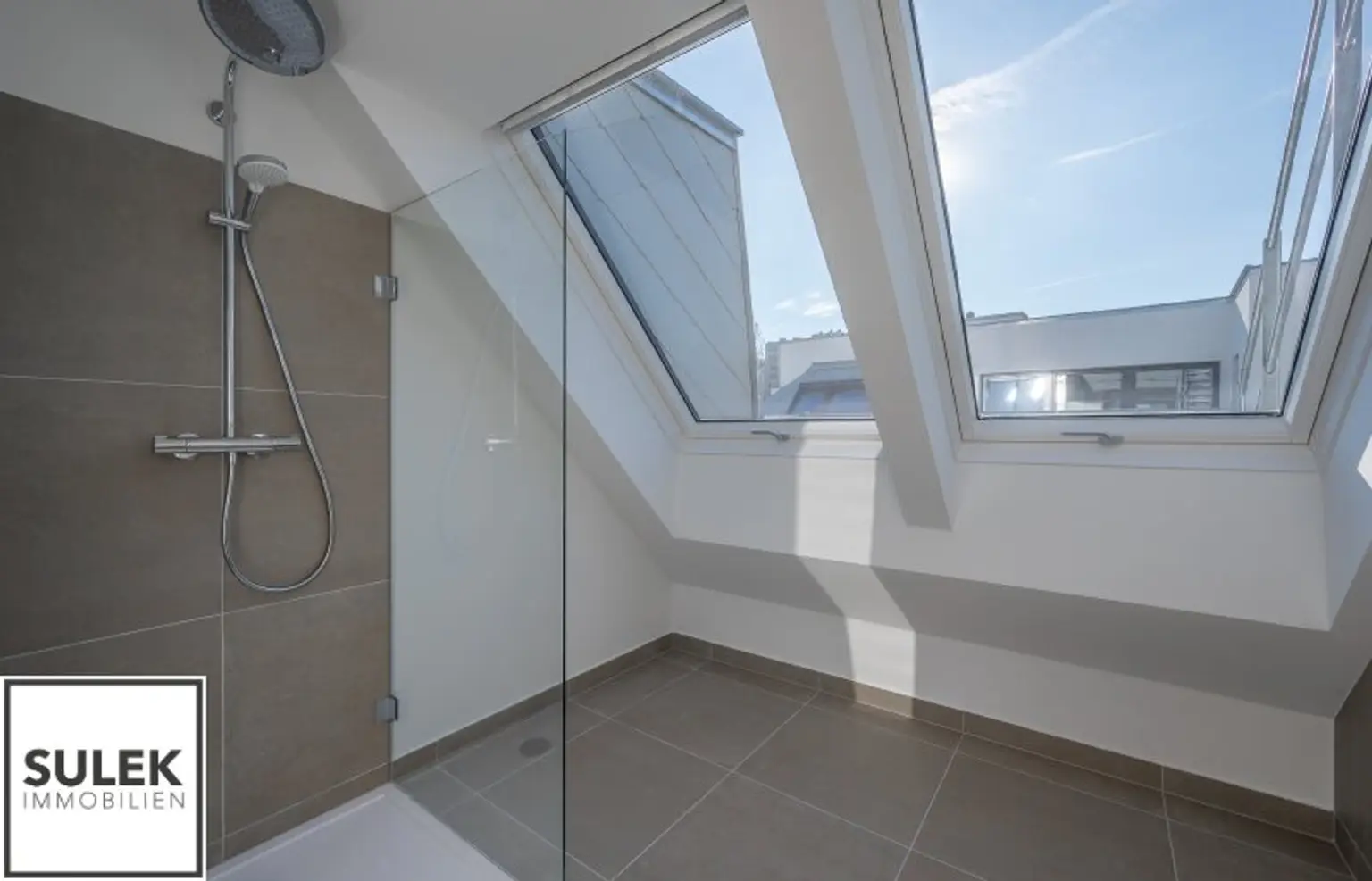 traumhafter 2-Zimmer-DG-Erstbezug mit hofseitiger Terrasse