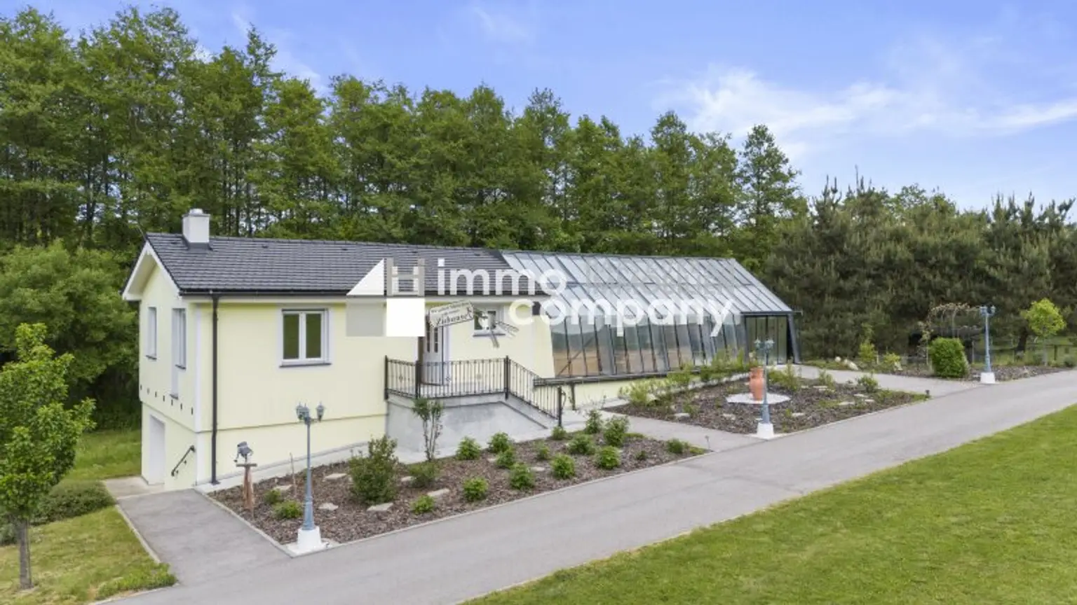 Modernes Wohnparadies in Alleinlage mit Gästehaus, Halle, Weinkeller & mehr – ca. 60.000 m² Grundstück