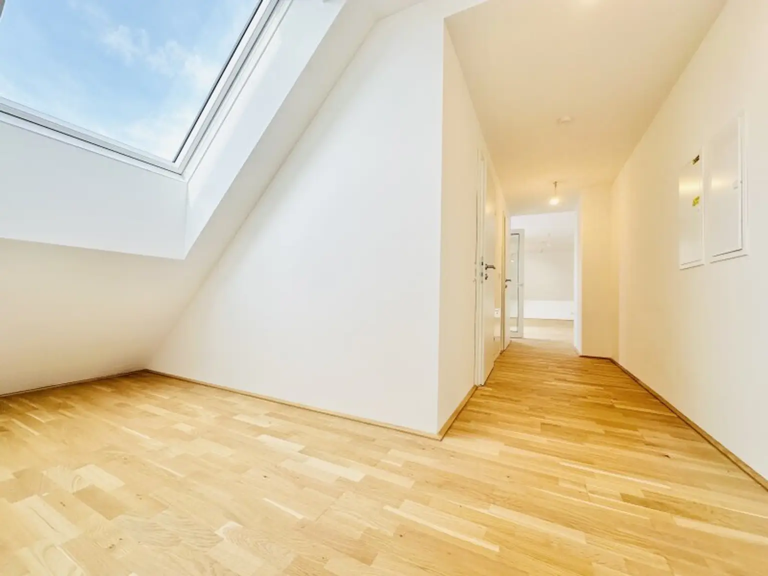 AB SOFORT BEZIEHBAR!! Traumhafte Dachgeschosswohnung inkl. sehr großer Terrasse! Tolle Anbindung - U1 Kagranerplatz!!