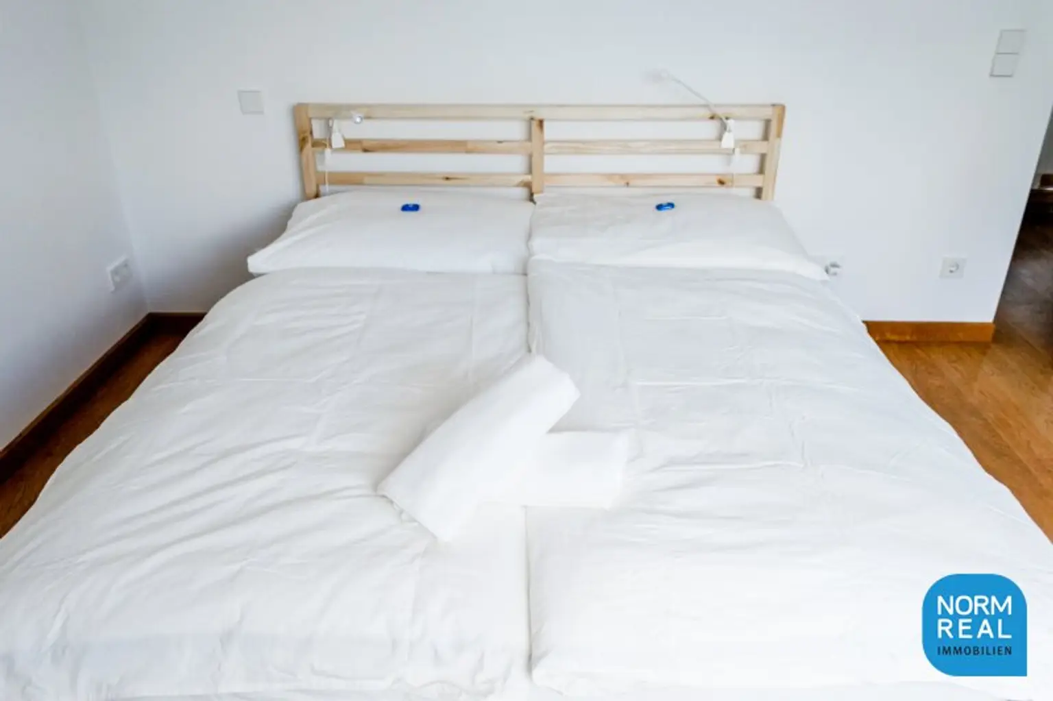 Komplett möblierte Dachgeschosswohnung mit Terrasse
