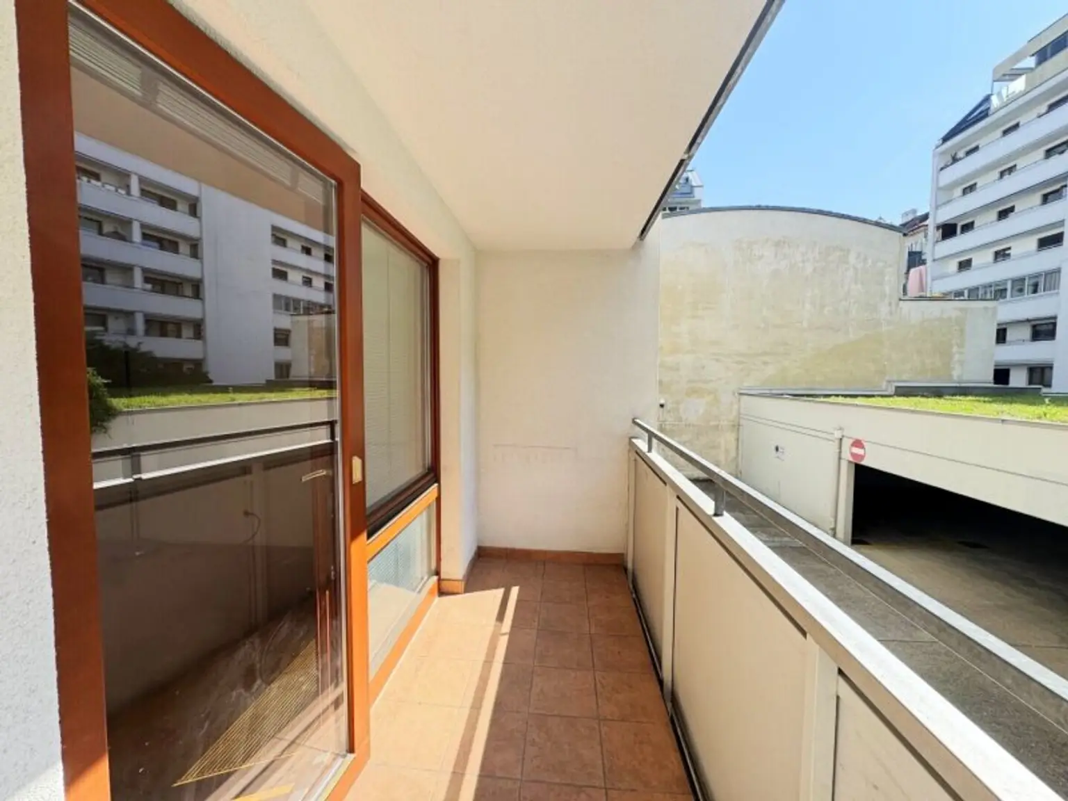 SONNENSCHEIN - 1 Zimmer mit Loggia direkt bei der U6