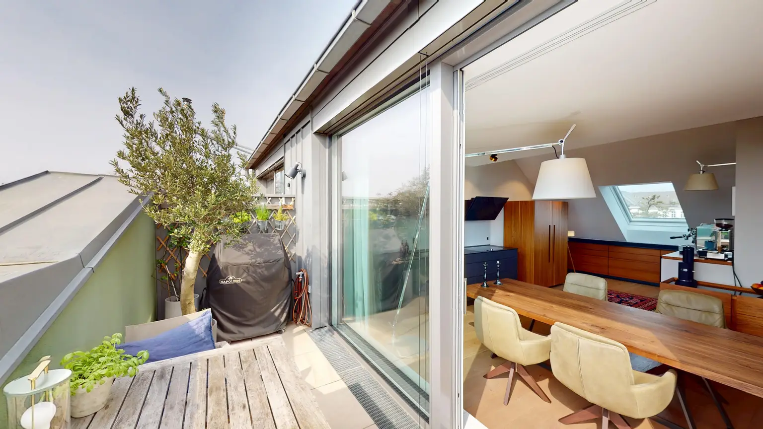 Cottageviertel I Traumhafte Dachwohnung im Jugendstil-Palais I Garagenplatz