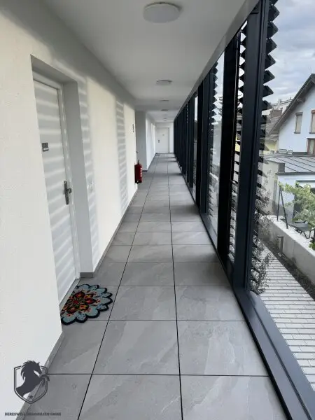 Moderne 3-Zimmer-Wohnung im 1. Stock – Neubau mit Balkon & 2 Parkplätzen
