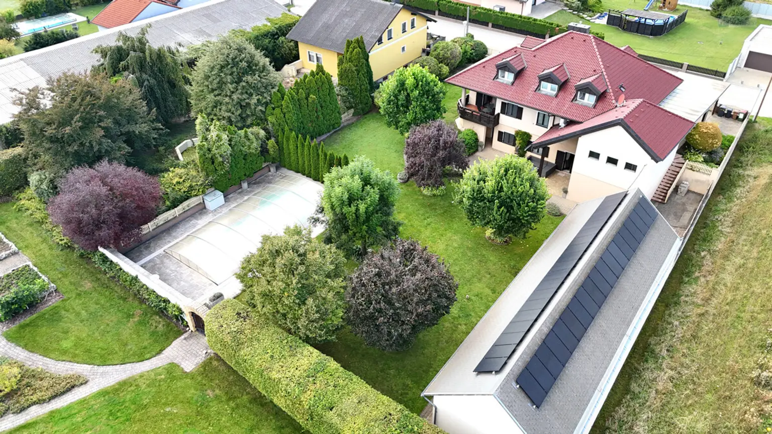 GARTENPARADIES   -  9.000 M² - 
LANDHAUS IN PARKLANDSCHAFT  
NUR 30 MINUTEN VON WIEN