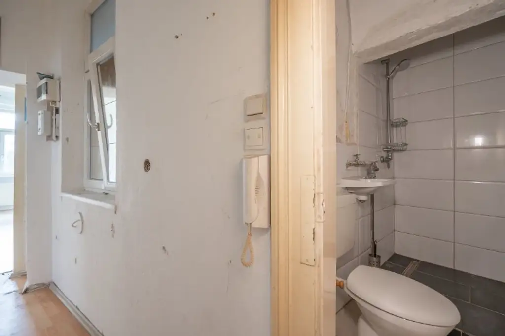 ++NEU++ sanierungsbedürftige 2,5-Zimmer Altbauwohnung