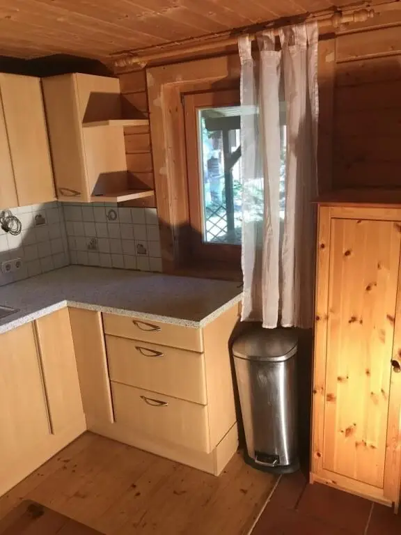 Küche mit Fenster zur Terrasse