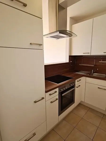 INNSTRASSE, FERNBLICK, unbefristete 97 m2 Dachgeschoß-Maisonette mit Loggia, 2 Zimmer, Komplettküche, Wannenbad, Parketten, gefördert