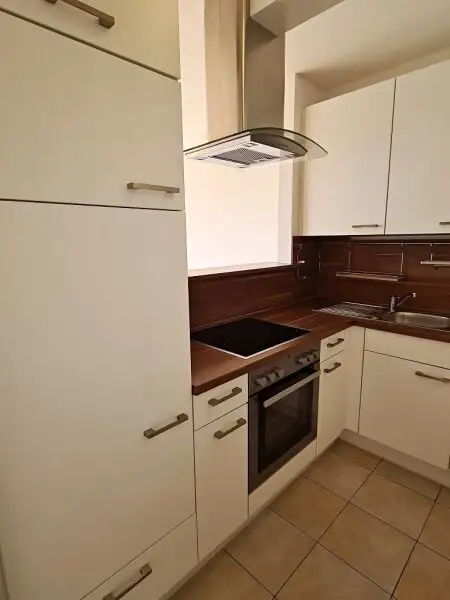 INNSTRASSE, FERNBLICK, unbefristete 97 m2 Dachgeschoß-Maisonette mit Loggia, 2 Zimmer, Komplettküche, Wannenbad, Parketten, gefördert
