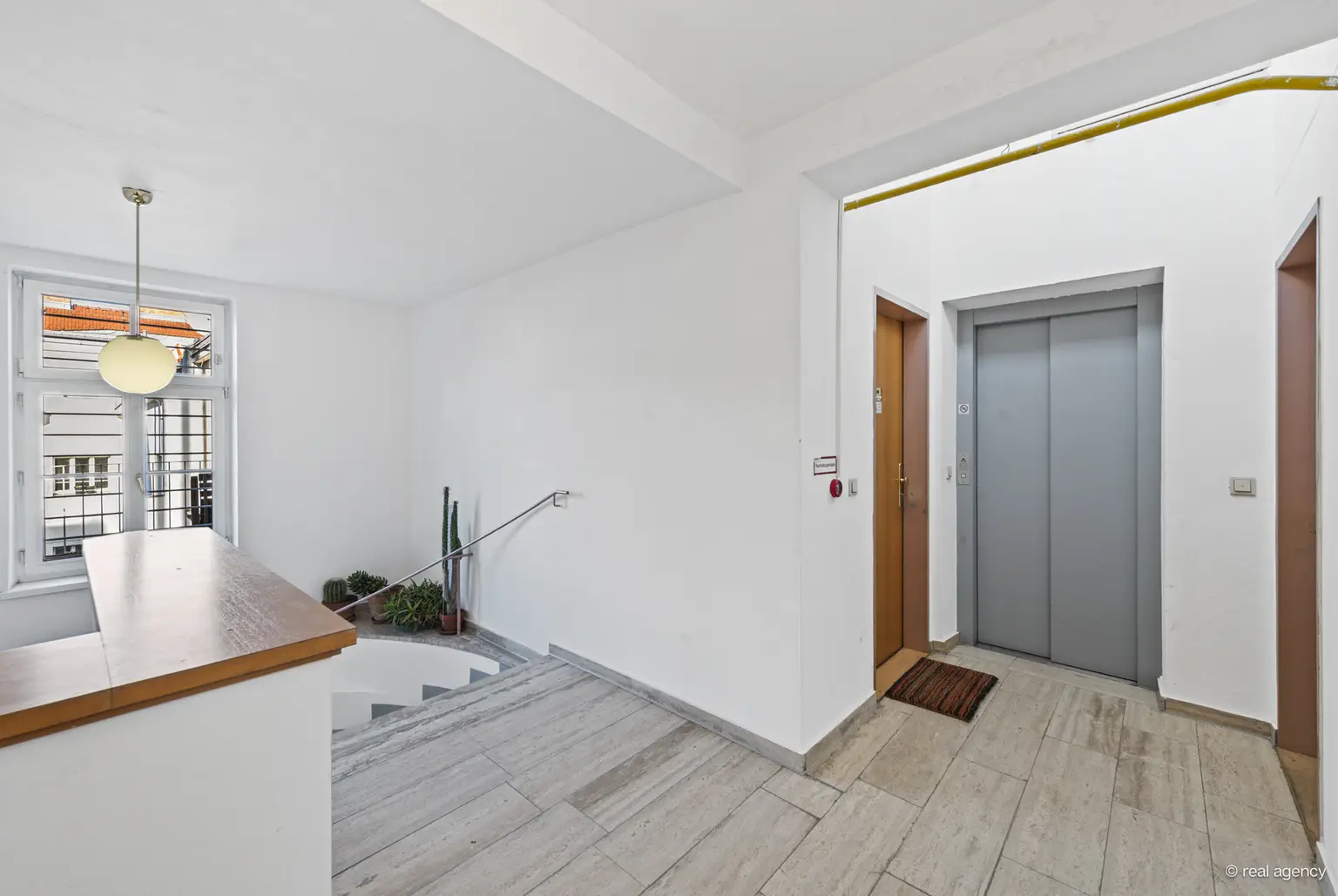 SERVITENVIERTEL - wunderbare südseitig gelegene Dachgeschoßwohnung mit Freifläche