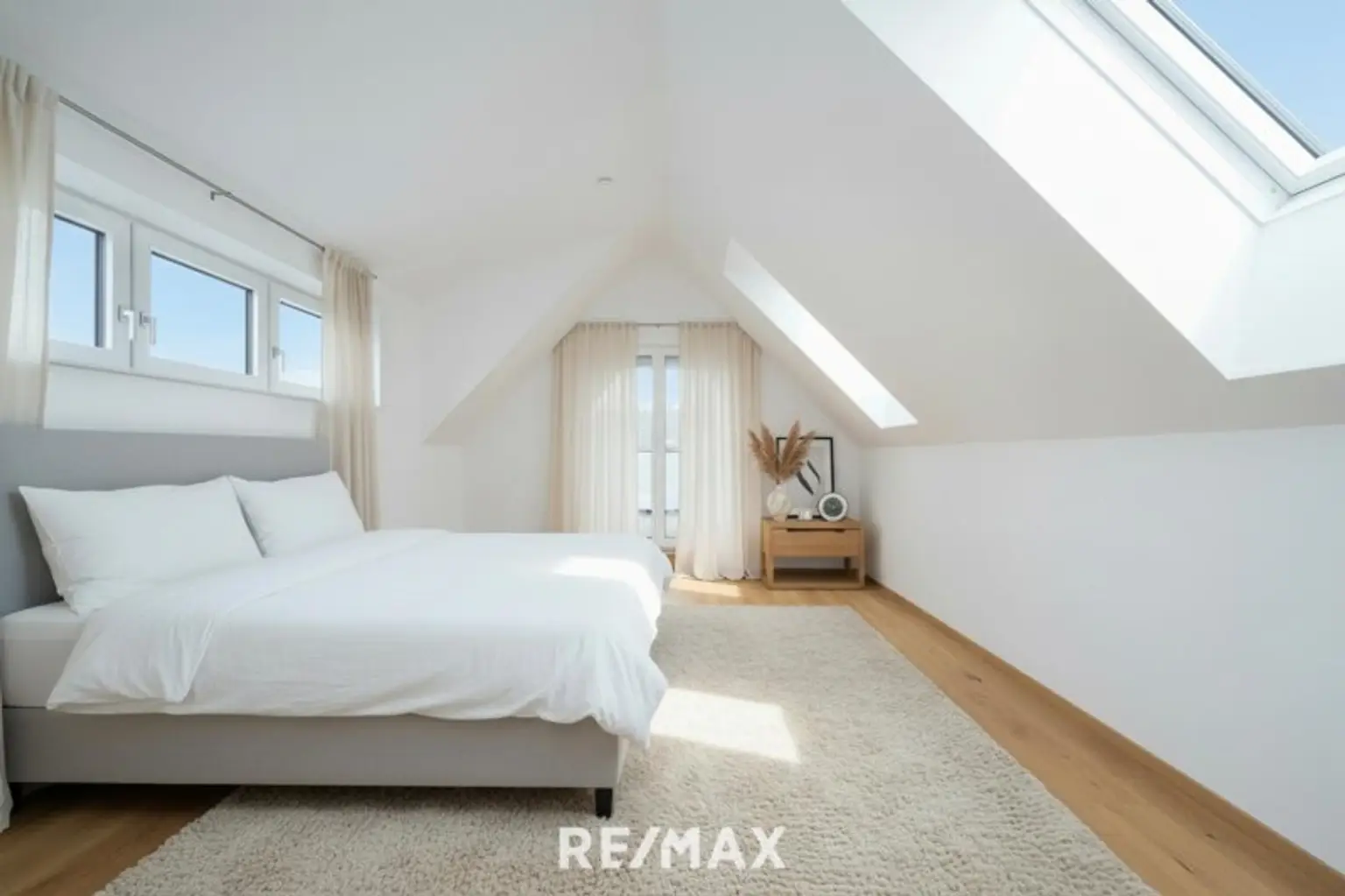 Zimmer 2 mit Ausgang zur Loggia (DG)