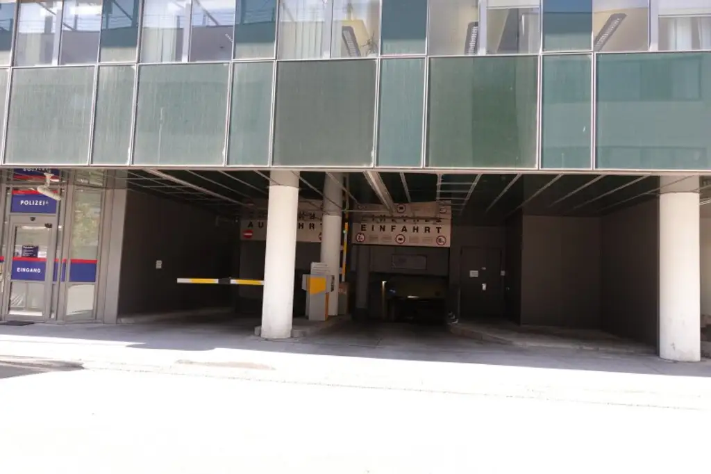 Garagenplätze gleich bei U4/U6 Längenfelgasse