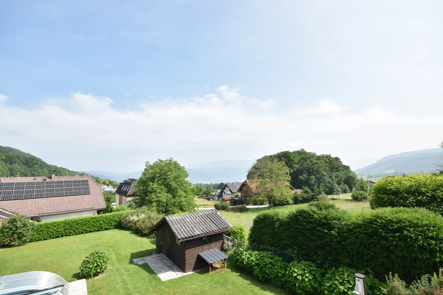 "TRAUMHAFTER BLICK AUF DEN ATTERSEE - Neu renoviertes Ferienhaus mit Einliegerwohnung und großem Garten"