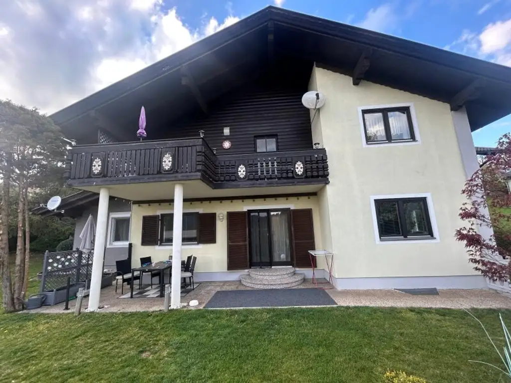 Eigennutzen oder Vermieten: Modernisiertes Zweifamilienhaus 195m² mit 6 Zimmern in verkehrsgünstiger Lage zur St Veiter Strasse , in Kärnten  € 419.000
