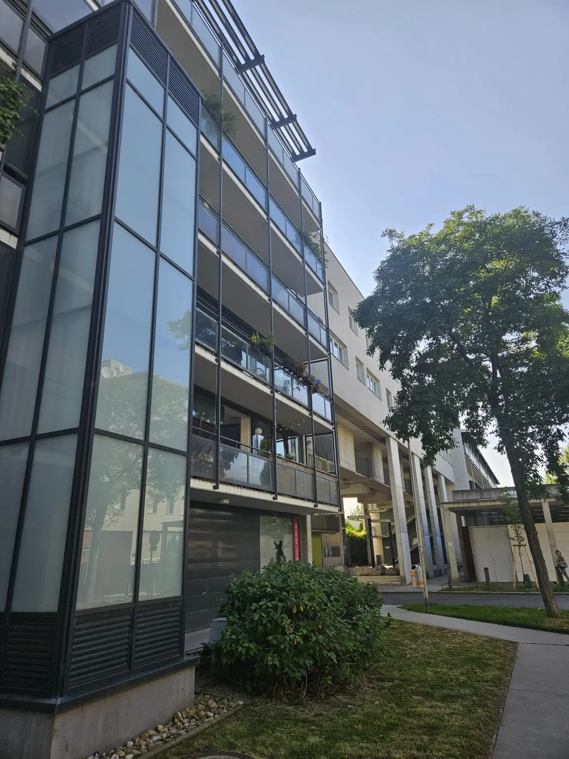 TRAUMHAFTE LOGGIAWOHNUNG IN TOPLAGE ZWISCHEN MÜHLWASSER UND SMZ-OST IN RUHIGER WOHNLAGE
