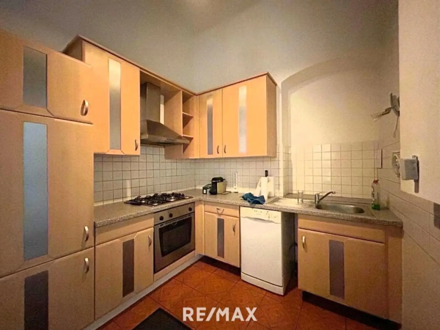 3 Zimmer Wohnung im 1. Stock zum Renovieren. Direkt gegenüber AKH.