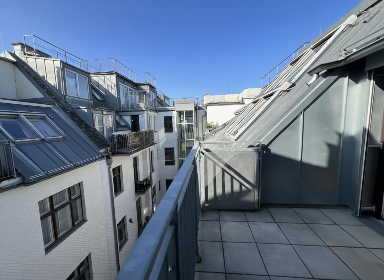 UNBEFRISTET: Attraktive, klimatisierte Dachgeschoss-Wohnung mit Balkonen und Dachterrasse und einmaligem Blick über Dächer Wiens