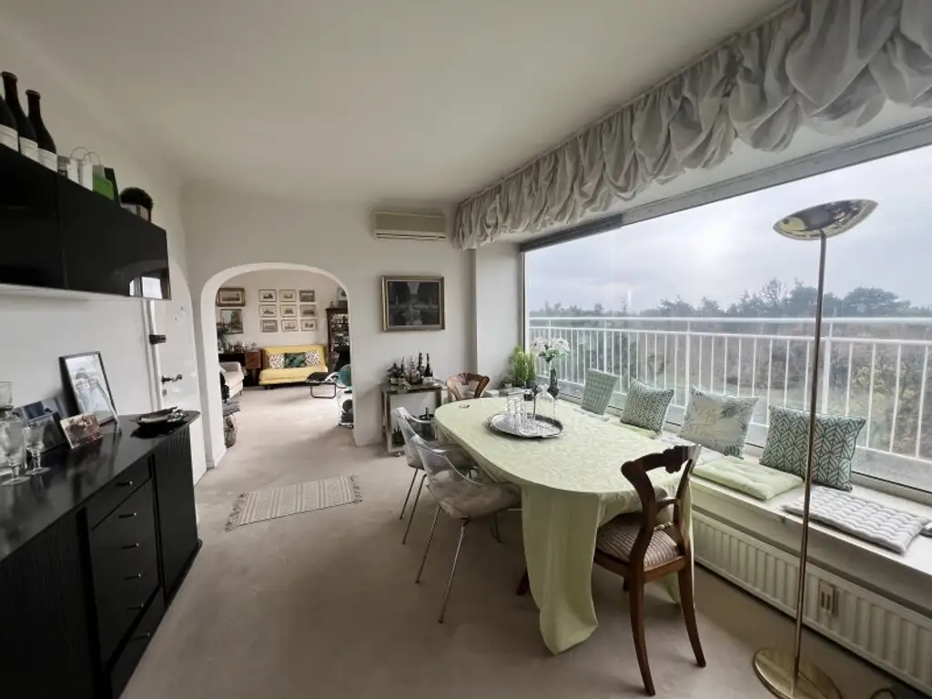 Charmante sanierungsbedürftige Dachgeschosswohnung in bester Lage direkt beim Türkenschanzpark (!)