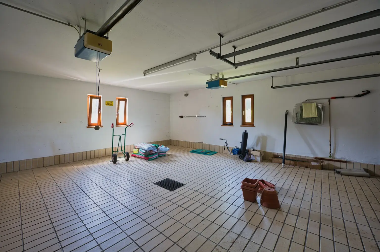 Exklusivität und Privatsphäre pur auf 2.610 m2 Grundfläche! Von der Terrasse in den Schwimmteich.