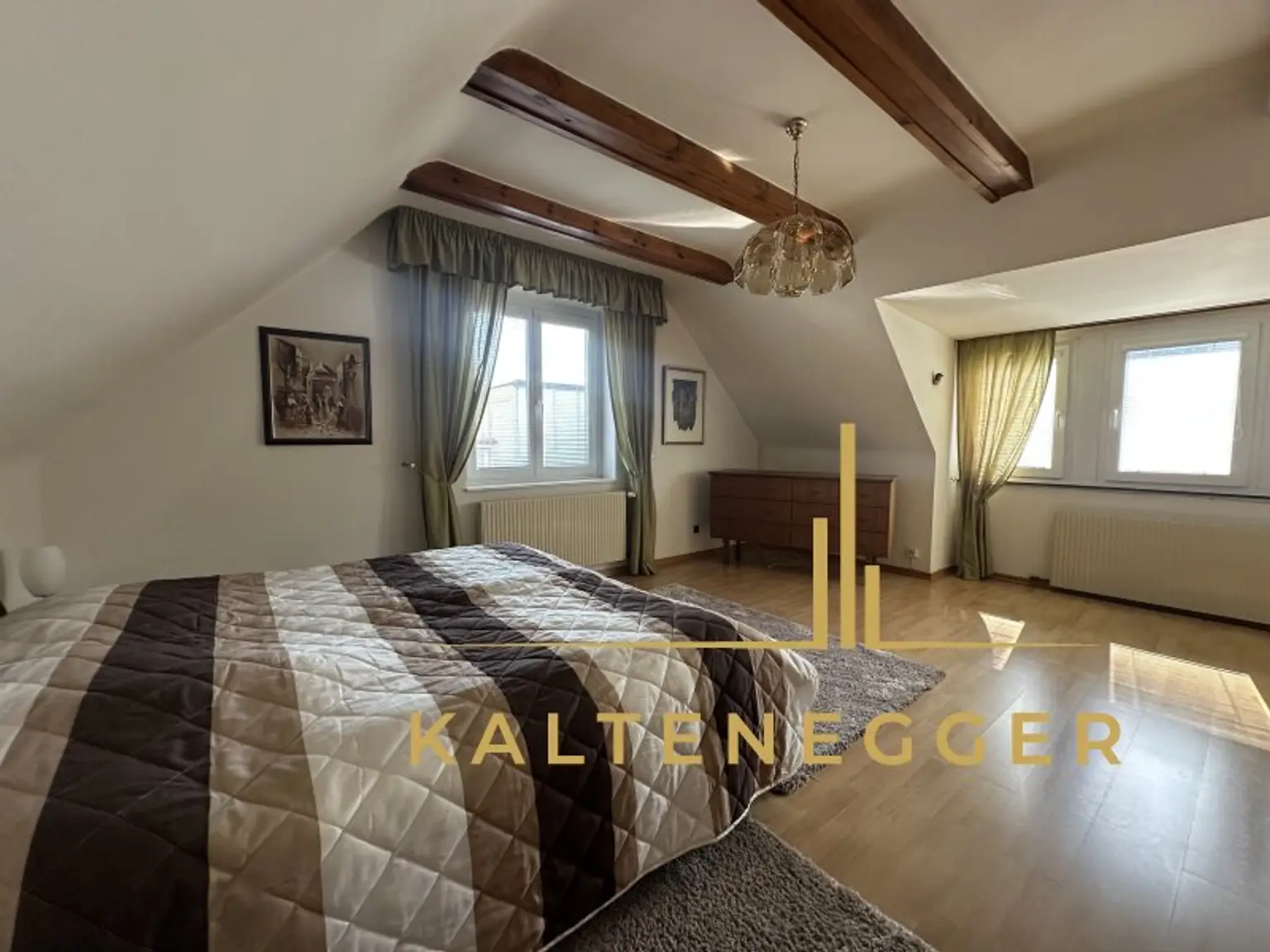 Sonnenbeschienenes Grundstück mit Blick auf die Hohe Wand - ein ländliches Mehrfamilienhaus und ein Einfamilienhaus