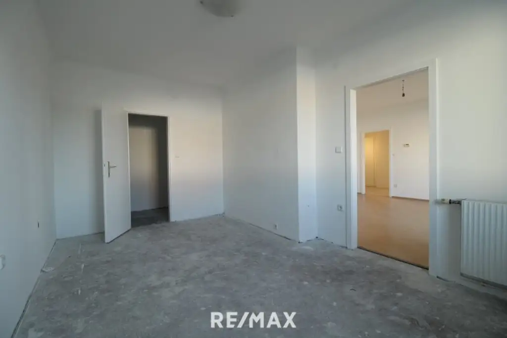 Helle 2-Zimmer-Wohnung mit Freifläche – ideal zur Sanierung