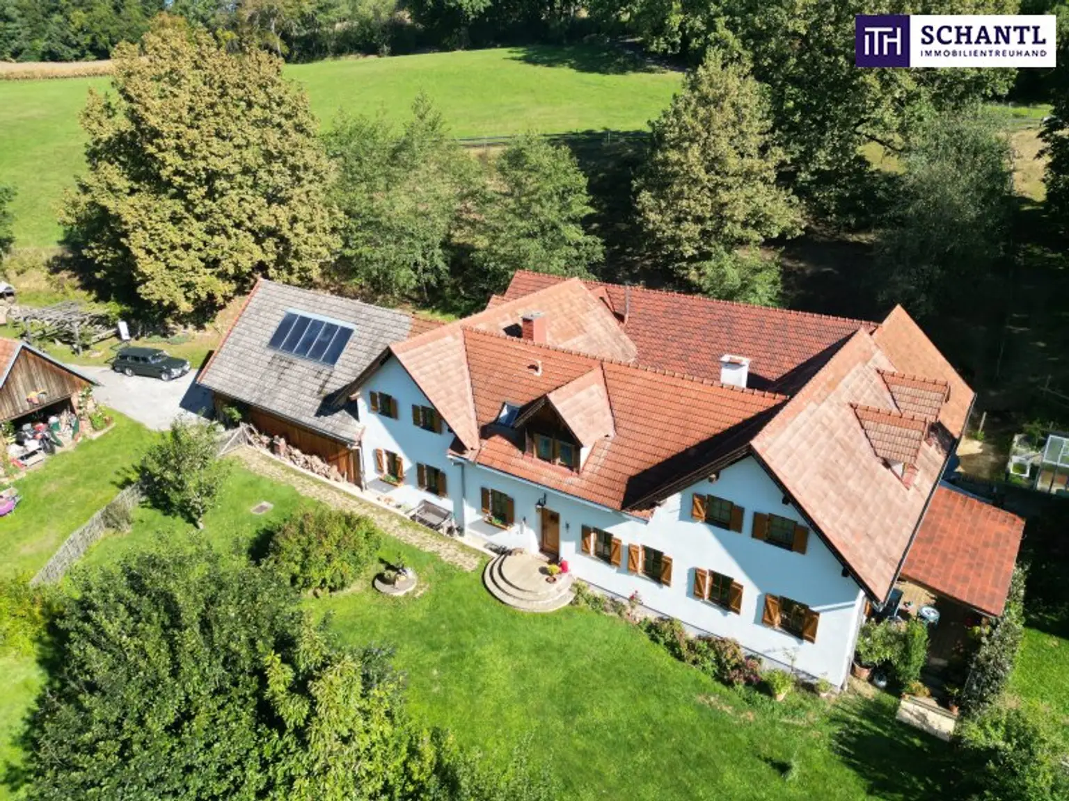 SENSATIONELLES JUWEL! Exklusiver Vierkanthof im Thermenland Steiermark – Wohnen, Reiten & Leben mit Pool und Natur!