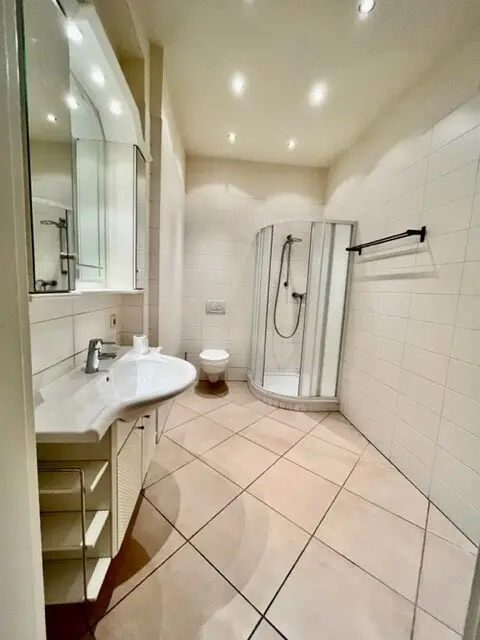 Bad mit Dusche, WC und Waschmaschinen-Anschluss
